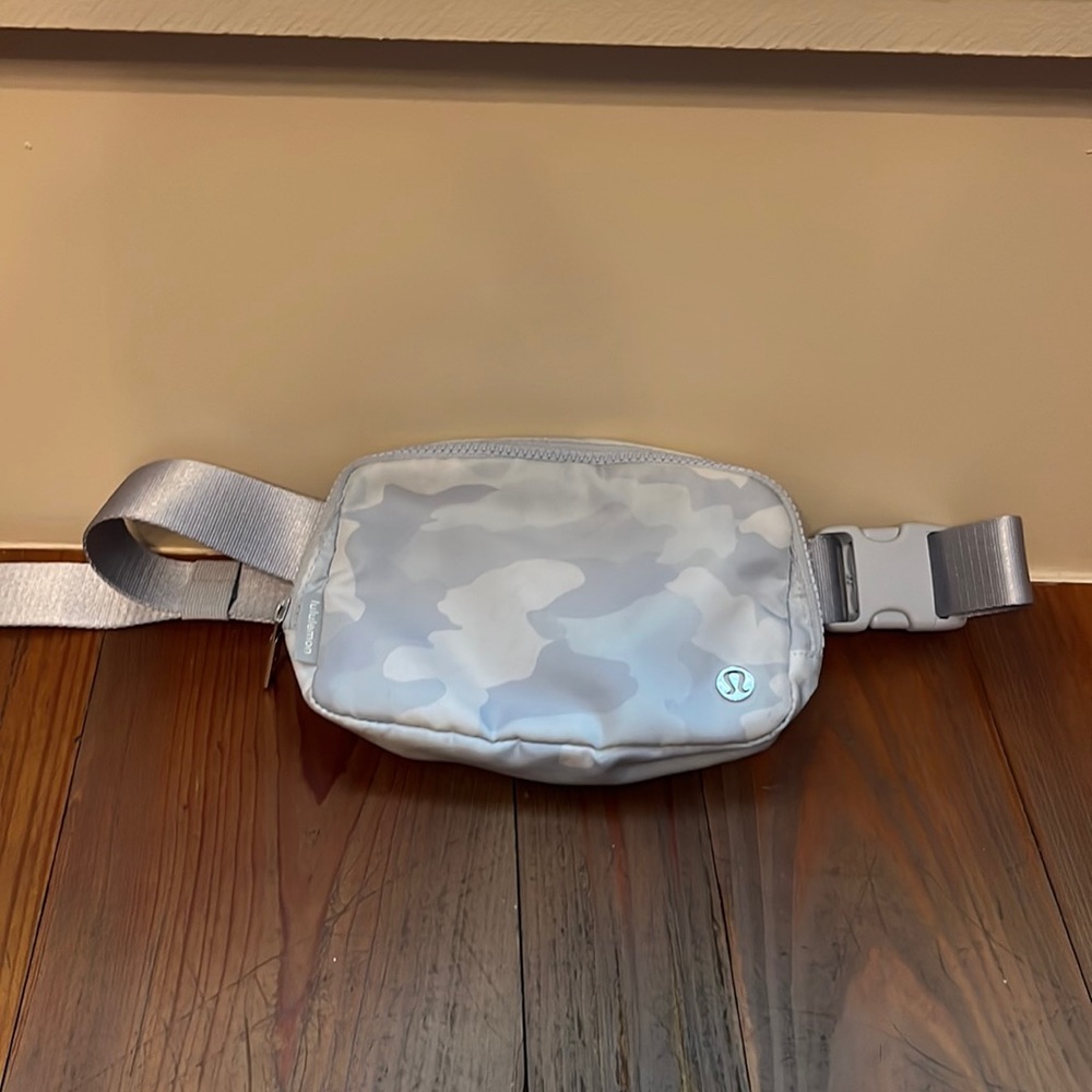 Lulu belt bag white camo